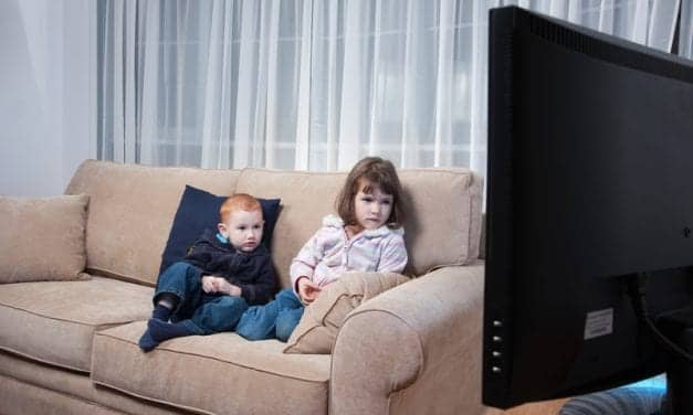 In Kids, TV Viewing Linked to Less Sleep