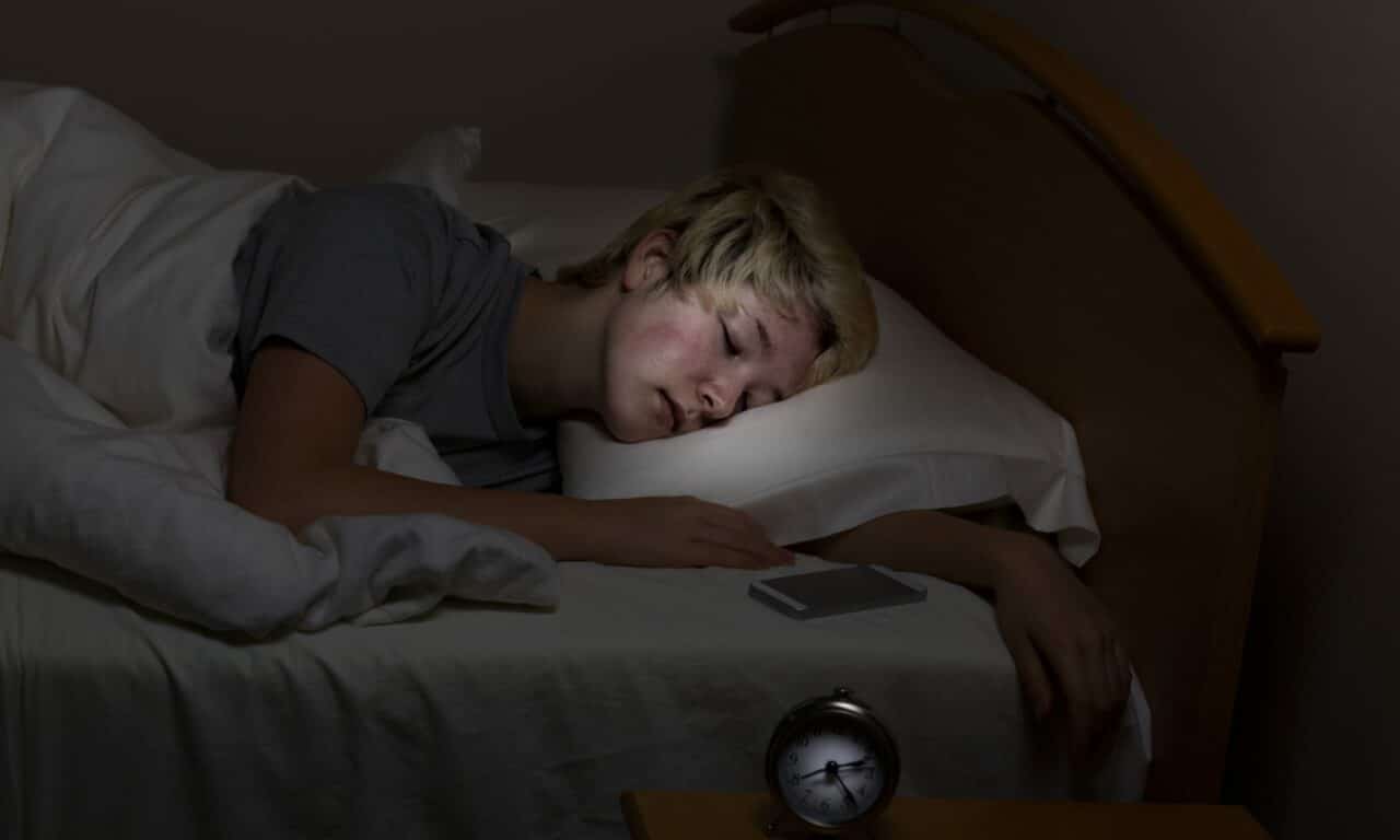 Irregular Sleeping Patterns Increase Blood Pressure in Teens With More Belly Fat