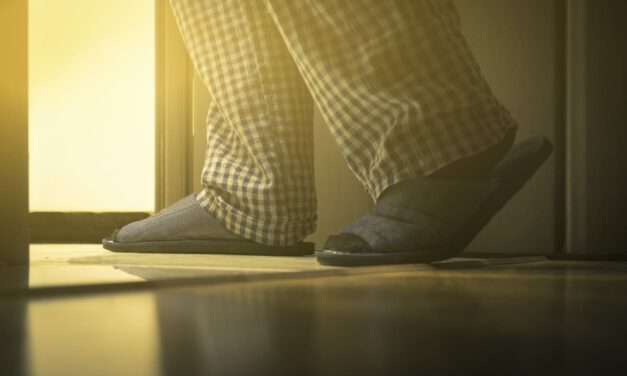 Binge-Watching TV Ups Nocturia Risk