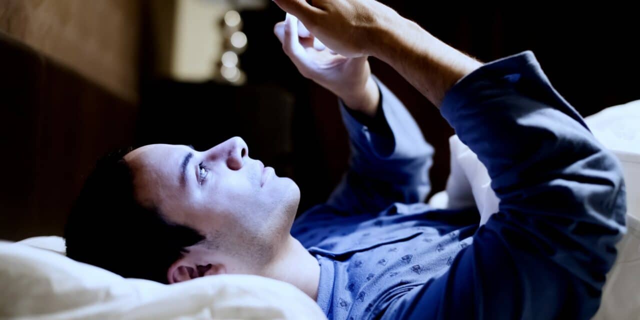 How Much Does Your Phone’s Blue Light Really Delay Your Sleep? Relax, It’s Just 2.7 Minutes