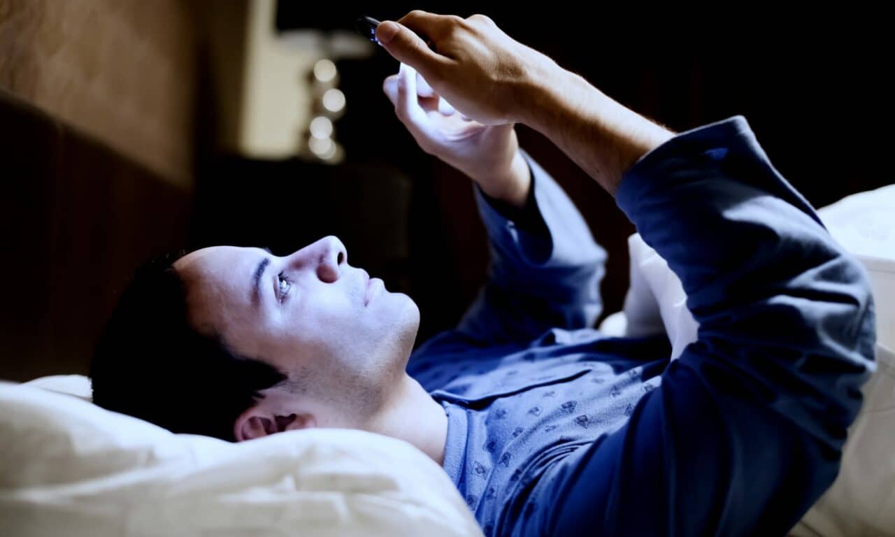 How Much Does Your Phone’s Blue Light Really Delay Your Sleep? Relax, It’s Just 2.7 Minutes