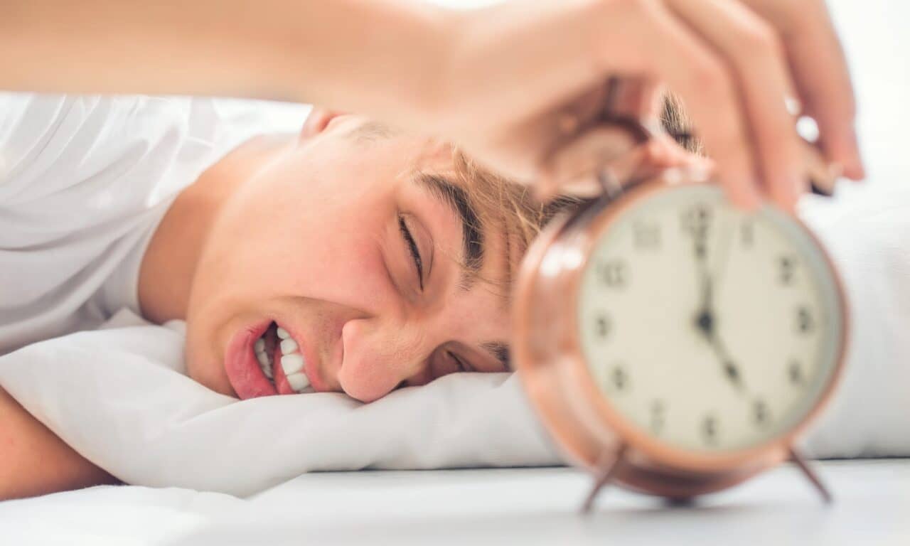 Why Do I Feel Better When I Wake Myself Up Instead of Relying on an Alarm? A Neurologist Explains the Science of a Restful Night’s Sleep