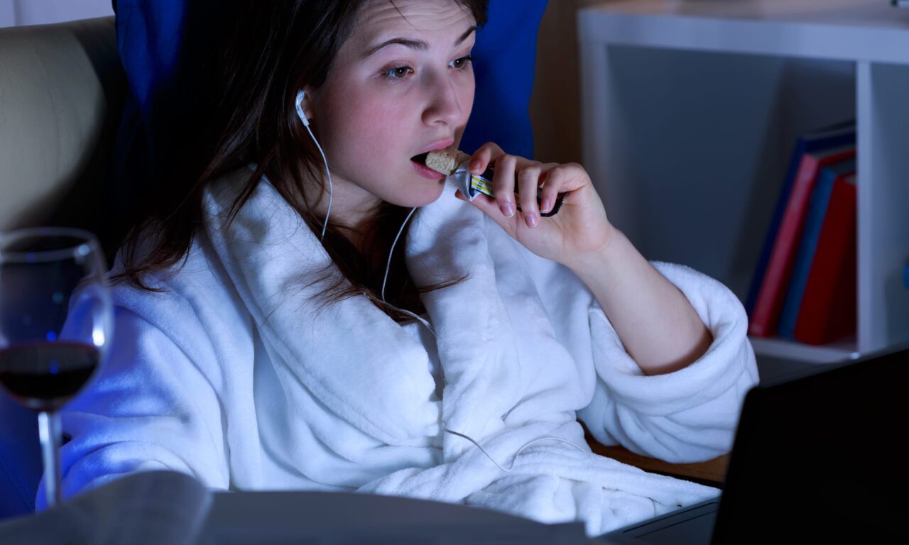 Sleep Loss Rewires the Brain for Cravings and Weight Gain – a Neurologist Explains the Science Behind the Cycle